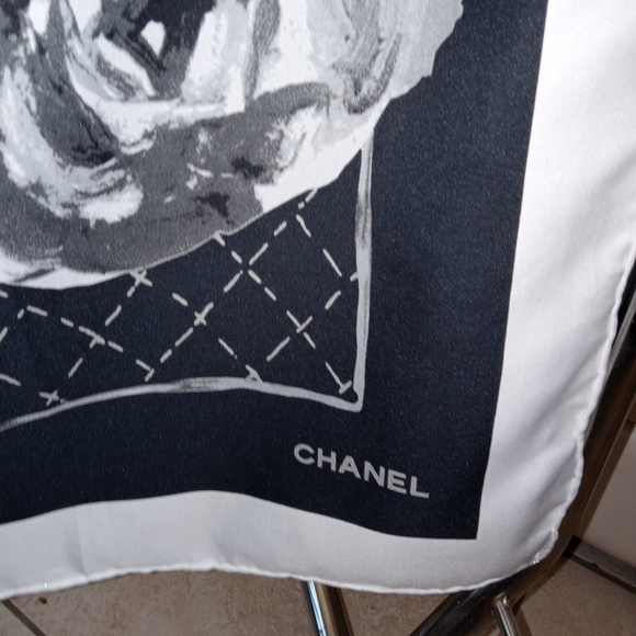 Extra large Chanel scarf - Picture 3 of 13